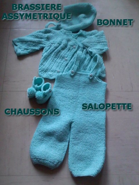 brassire assymtrique, bonnet, salopette, chaussons